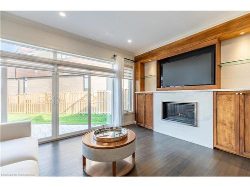 7-35 Midhurst Heights, Stoney Creek, ON - Indoor Photo Showing Living Room With Fireplace