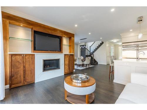 7-35 Midhurst Heights, Stoney Creek, ON - Indoor Photo Showing Living Room With Fireplace