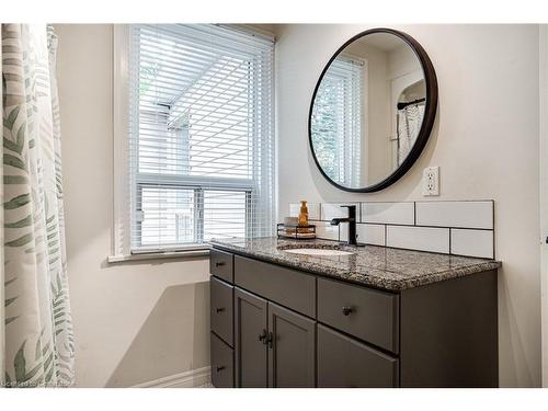 44 Steven Street, Hamilton, ON - Indoor Photo Showing Bathroom