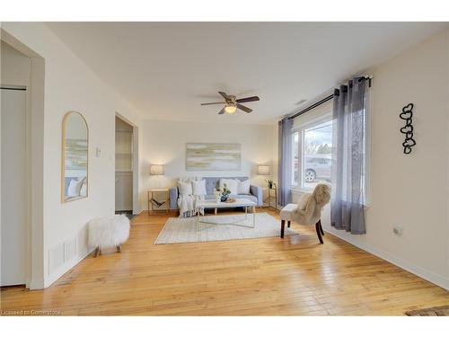 73 East 33Rd Street, Hamilton, ON - Indoor Photo Showing Living Room