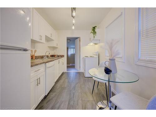 73 East 33Rd Street, Hamilton, ON - Indoor Photo Showing Kitchen