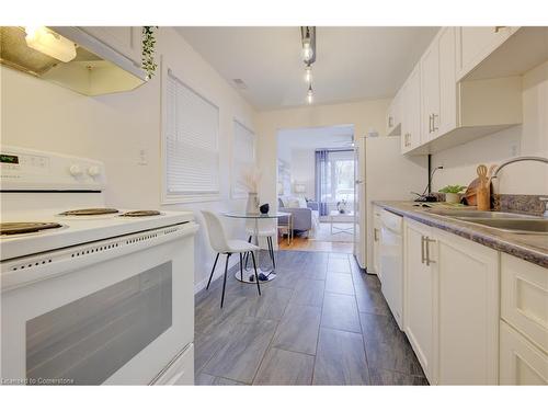 73 East 33Rd Street, Hamilton, ON - Indoor Photo Showing Kitchen