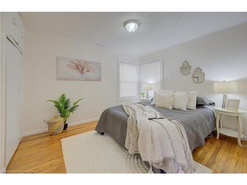 73 East 33Rd Street, Hamilton, ON - Indoor Photo Showing Bedroom