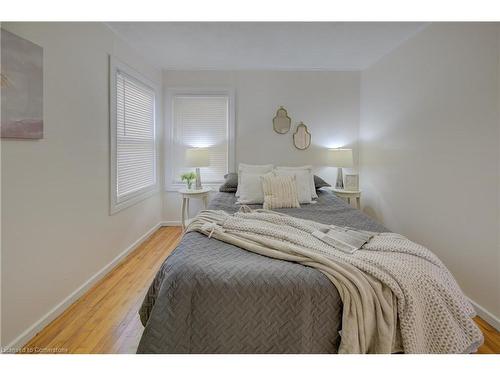 73 East 33Rd Street, Hamilton, ON - Indoor Photo Showing Bedroom