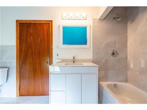 B-5782 Sixteen Road, West Lincoln, ON - Indoor Photo Showing Bathroom