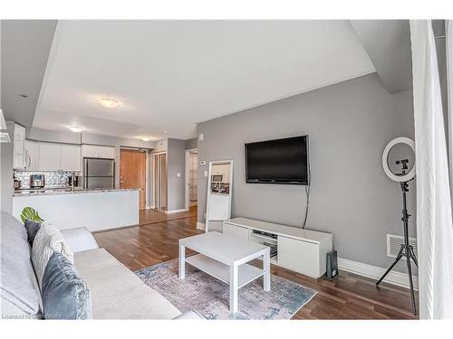 401-3060 Rotary Way, Burlington, ON - Indoor Photo Showing Living Room