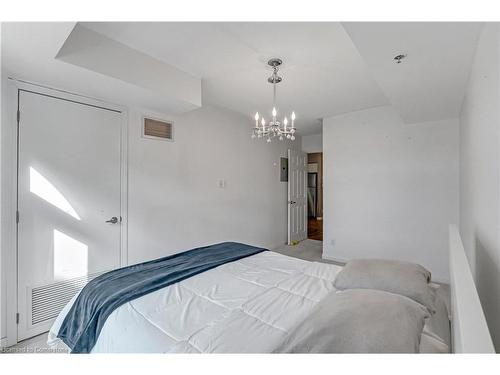 401-3060 Rotary Way, Burlington, ON - Indoor Photo Showing Bedroom