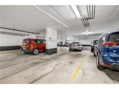 401-3060 Rotary Way, Burlington, ON - Indoor Photo Showing Garage