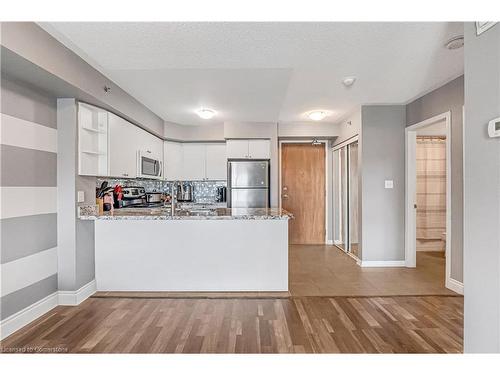 401-3060 Rotary Way, Burlington, ON - Indoor Photo Showing Kitchen