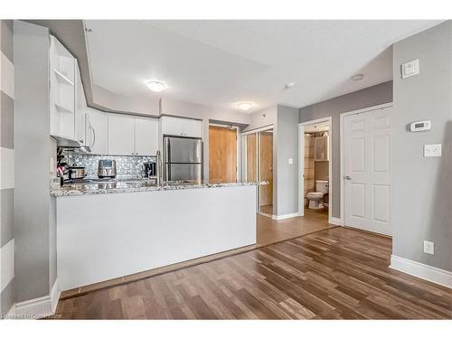 401-3060 Rotary Way, Burlington, ON - Indoor Photo Showing Kitchen