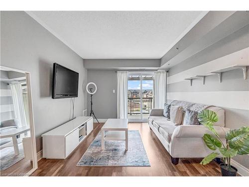 401-3060 Rotary Way, Burlington, ON - Indoor Photo Showing Living Room