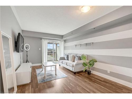 401-3060 Rotary Way, Burlington, ON - Indoor Photo Showing Living Room