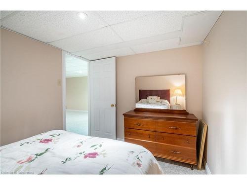 35-10 Wentworth Drive, Grimsby, ON - Indoor Photo Showing Bedroom