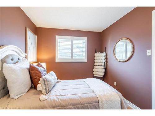 35-10 Wentworth Drive, Grimsby, ON - Indoor Photo Showing Bedroom