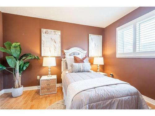 35-10 Wentworth Drive, Grimsby, ON - Indoor Photo Showing Bedroom