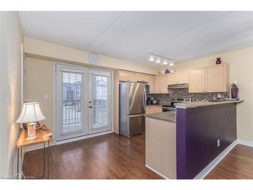 216-1411 Walker'S Line, Burlington, ON - Indoor Photo Showing Kitchen