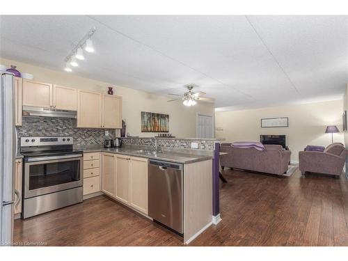 216-1411 Walker'S Line, Burlington, ON - Indoor Photo Showing Kitchen