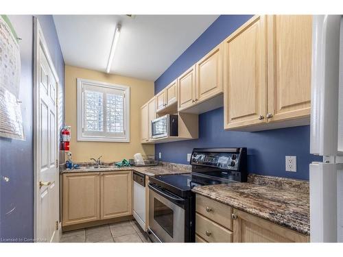 216-1411 Walker'S Line, Burlington, ON - Indoor Photo Showing Kitchen With Double Sink