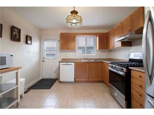 122 Braemar Avenue, Caledonia, ON - Indoor Photo Showing Kitchen With Double Sink