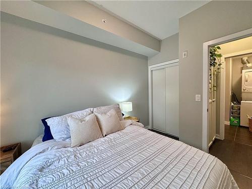 308-81 Robinson Street, Hamilton, ON - Indoor Photo Showing Bedroom