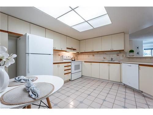 504-1201 North Shore Boulevard E, Burlington, ON - Indoor Photo Showing Kitchen