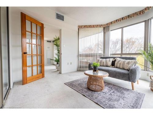 504-1201 North Shore Boulevard E, Burlington, ON - Indoor Photo Showing Living Room