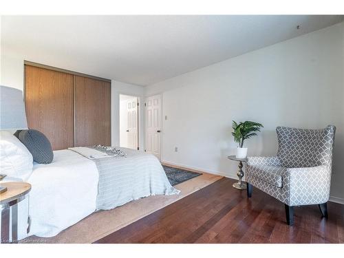 504-1201 North Shore Boulevard E, Burlington, ON - Indoor Photo Showing Bedroom