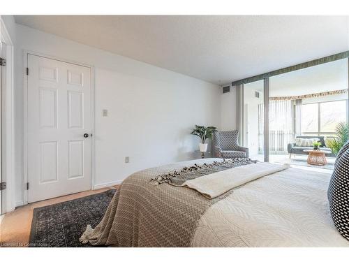 504-1201 North Shore Boulevard E, Burlington, ON - Indoor Photo Showing Bedroom