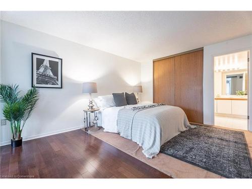 504-1201 North Shore Boulevard E, Burlington, ON - Indoor Photo Showing Bedroom