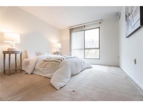 504-1201 North Shore Boulevard E, Burlington, ON - Indoor Photo Showing Bedroom