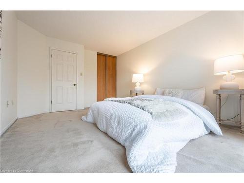 504-1201 North Shore Boulevard E, Burlington, ON - Indoor Photo Showing Bedroom