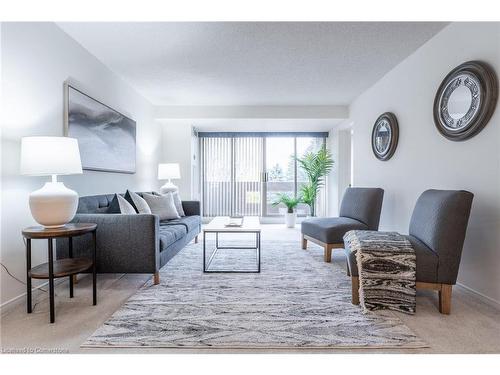 504-1201 North Shore Boulevard E, Burlington, ON - Indoor Photo Showing Living Room