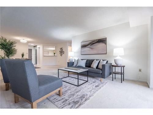 504-1201 North Shore Boulevard E, Burlington, ON - Indoor Photo Showing Living Room