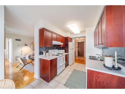 808-156 Enfield Place, Mississauga, ON - Indoor Photo Showing Kitchen With Double Sink