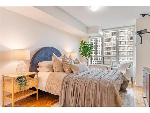 808-156 Enfield Place, Mississauga, ON - Indoor Photo Showing Bedroom