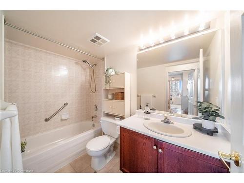 808-156 Enfield Place, Mississauga, ON - Indoor Photo Showing Bathroom