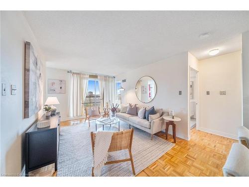 808-156 Enfield Place, Mississauga, ON - Indoor Photo Showing Living Room