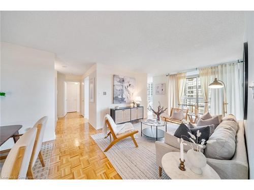 808-156 Enfield Place, Mississauga, ON - Indoor Photo Showing Living Room