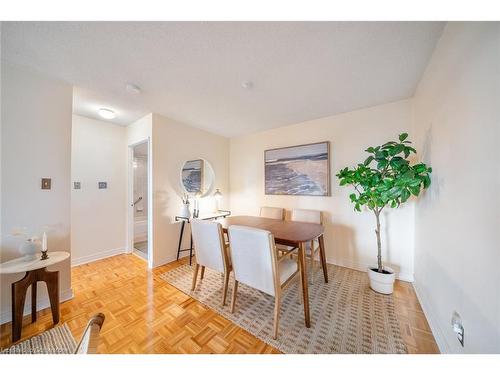 808-156 Enfield Place, Mississauga, ON - Indoor Photo Showing Dining Room