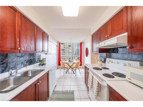 808-156 Enfield Place, Mississauga, ON - Indoor Photo Showing Kitchen With Double Sink