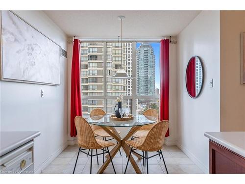 808-156 Enfield Place, Mississauga, ON - Indoor Photo Showing Dining Room