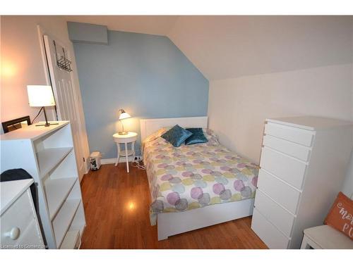 25 Chatham Street, Hamilton, ON - Indoor Photo Showing Bedroom