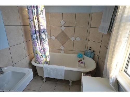 25 Chatham Street, Hamilton, ON - Indoor Photo Showing Bathroom