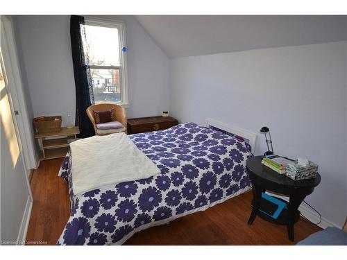 25 Chatham Street, Hamilton, ON - Indoor Photo Showing Bedroom