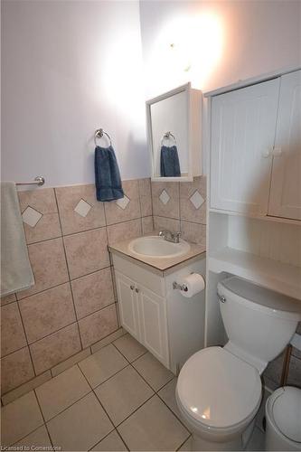 25 Chatham Street, Hamilton, ON - Indoor Photo Showing Bathroom