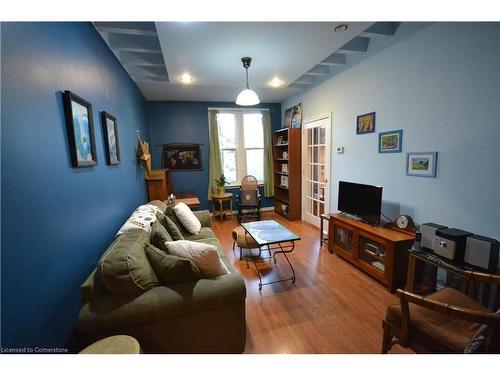 25 Chatham Street, Hamilton, ON - Indoor Photo Showing Living Room