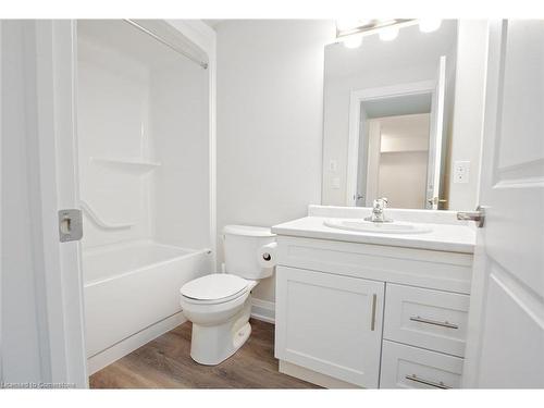 106-118 Summersides Boulevard, Fonthill, ON - Indoor Photo Showing Bathroom