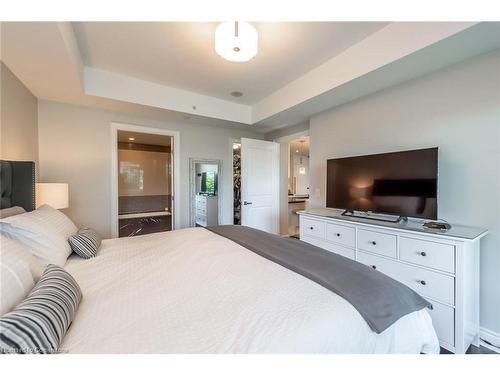 510-3500 Lakeshore Road W, Oakville, ON - Indoor Photo Showing Bedroom