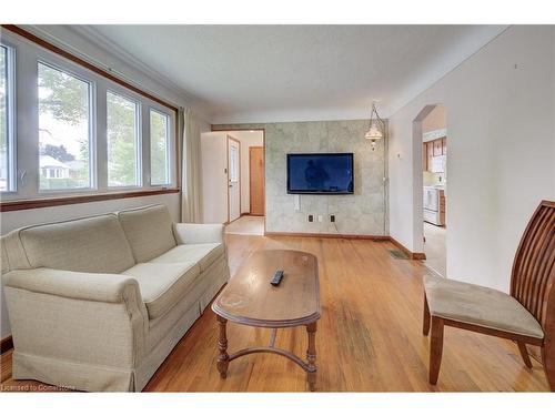 22 East 44Th Street, Hamilton, ON - Indoor Photo Showing Living Room