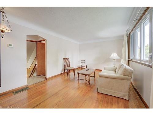 22 East 44Th Street, Hamilton, ON - Indoor Photo Showing Living Room